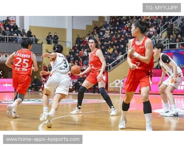 女篮队医临场救治挽救球队关键球员健康